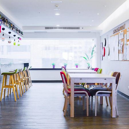 Sleepy Dragon Hostel Тайпей Екстериор снимка
