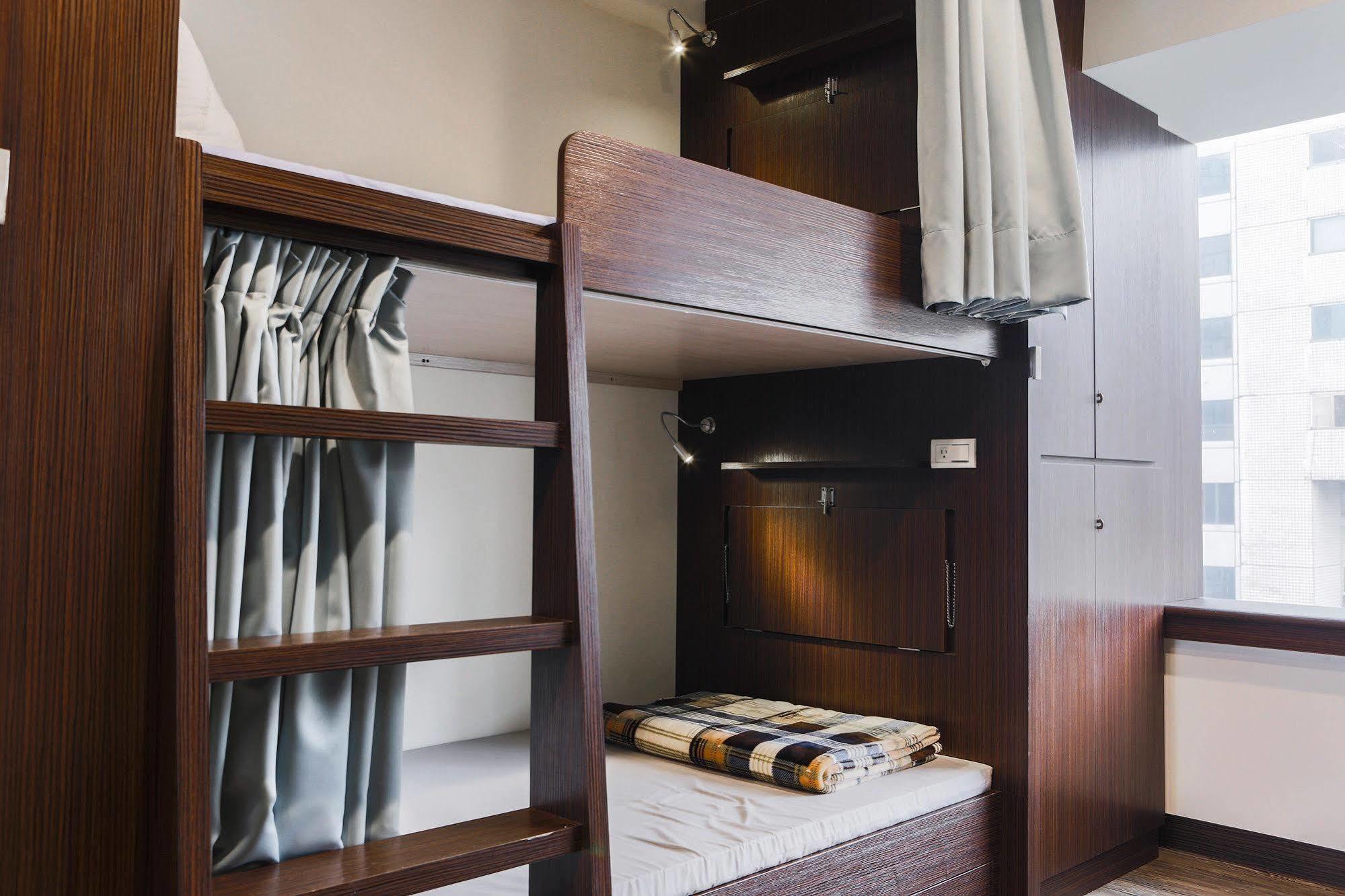 Sleepy Dragon Hostel Тайпей Екстериор снимка
