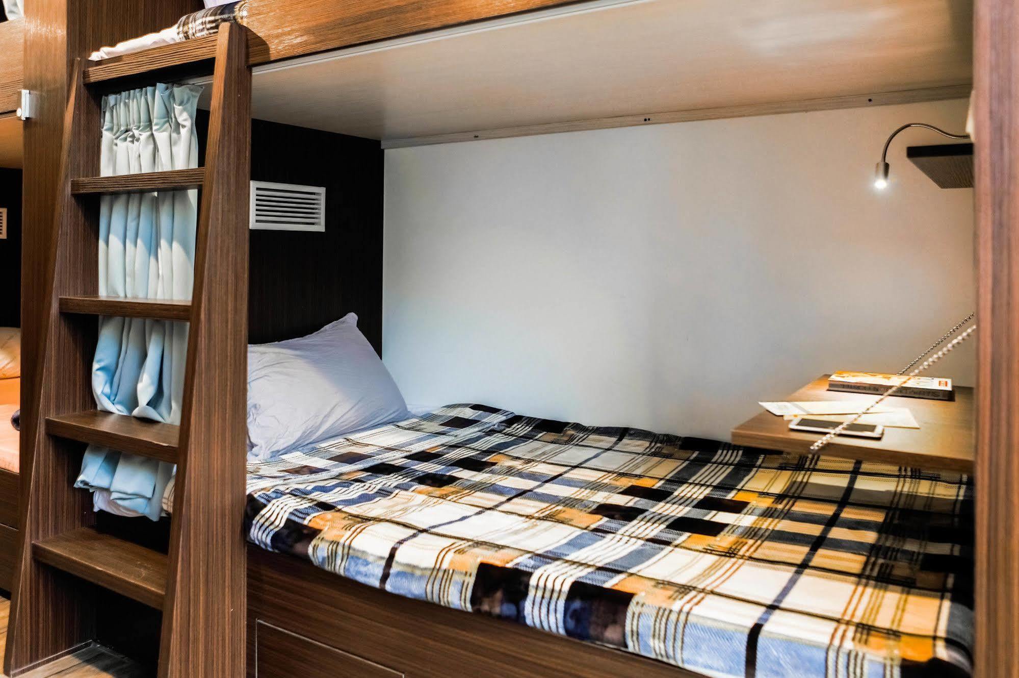 Sleepy Dragon Hostel Тайпей Екстериор снимка