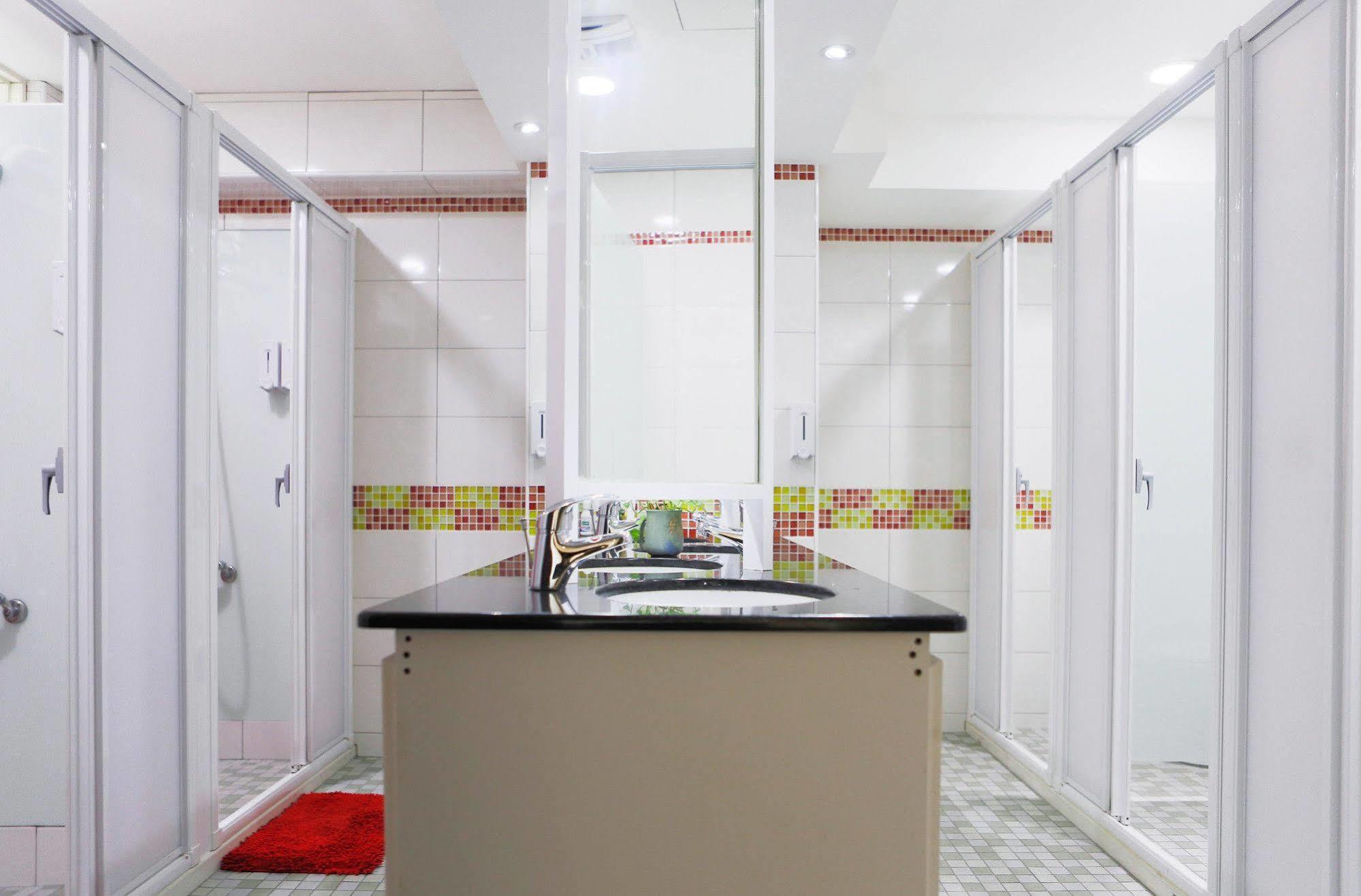 Sleepy Dragon Hostel Тайпей Екстериор снимка