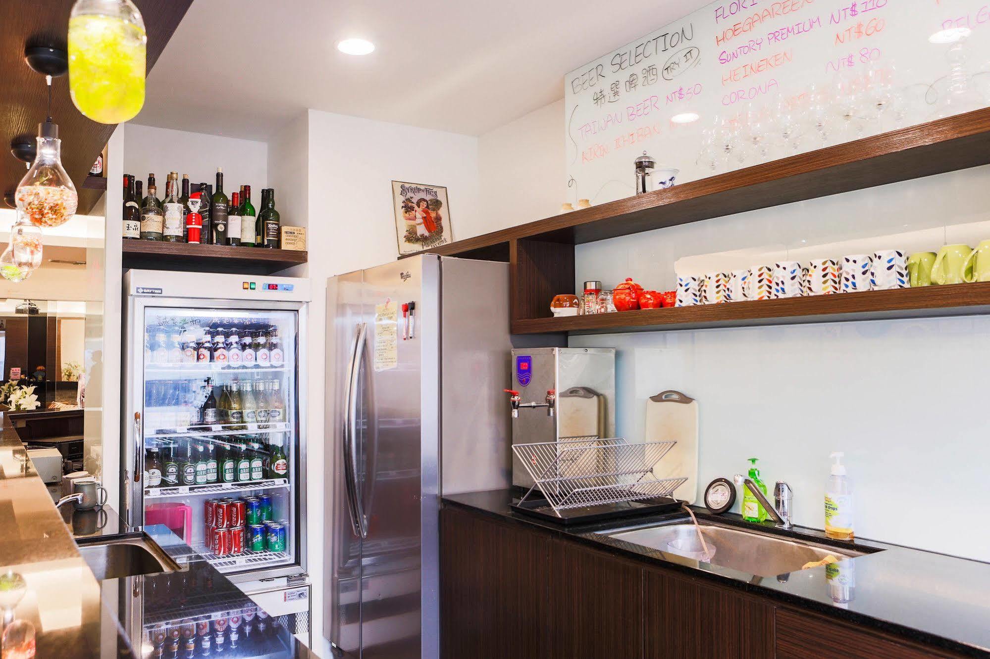 Sleepy Dragon Hostel Тайпей Екстериор снимка