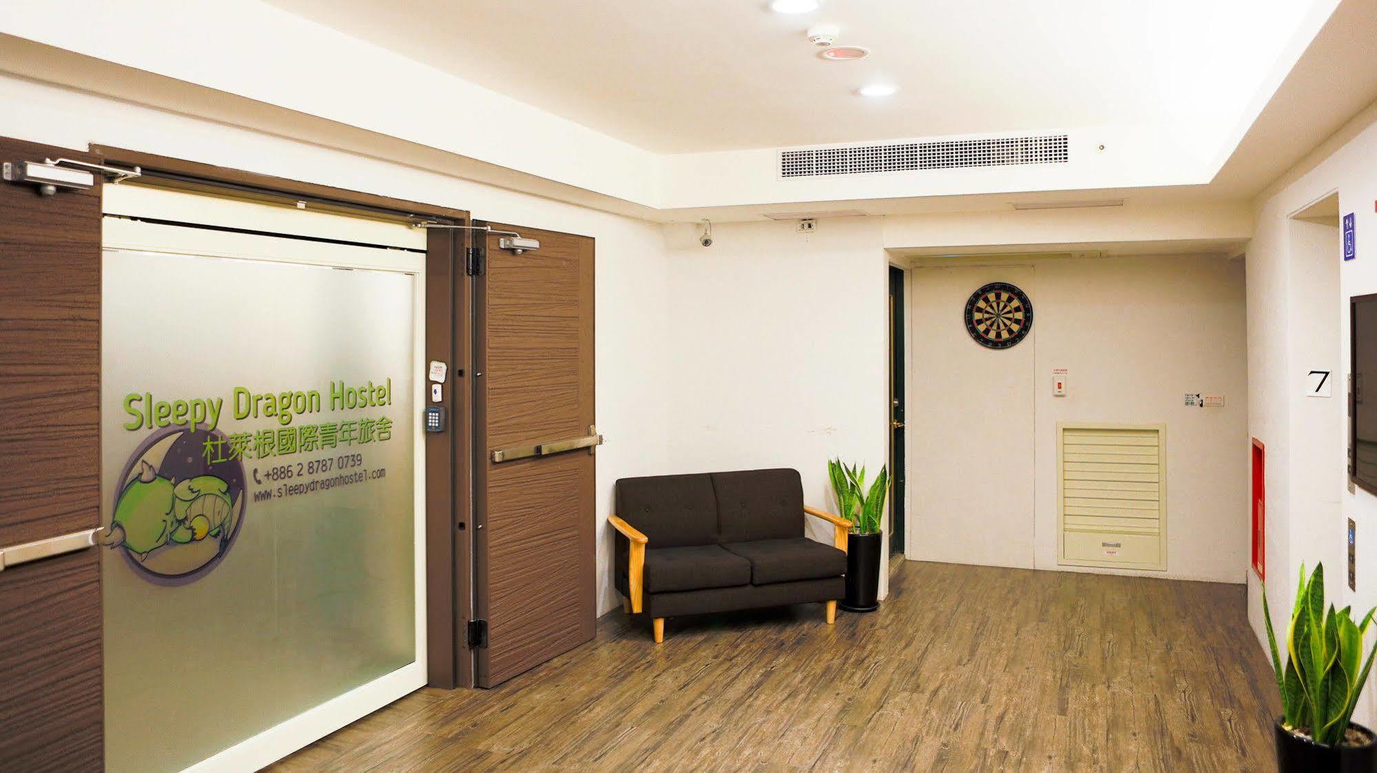 Sleepy Dragon Hostel Тайпей Екстериор снимка